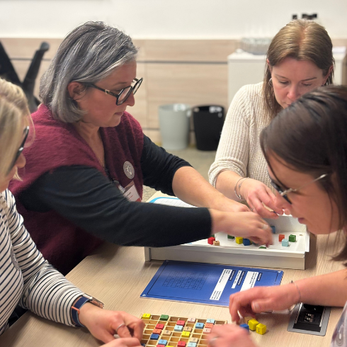 Équipes participant au 60 Minutes Chrono plateau géant, team building défis contre la montre pour séminaire entreprise à Nantes
