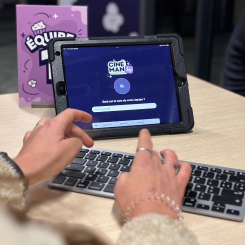 Participants utilisant l'IA pour créer scénario et personnages, team building Cinéman'IA innovation technologique à Nantes