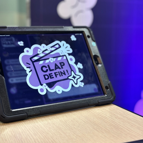 Équipe d'entreprise produisant court-métrage avec intelligence artificielle, atelier créatif Cinéman'IA pour séminaire