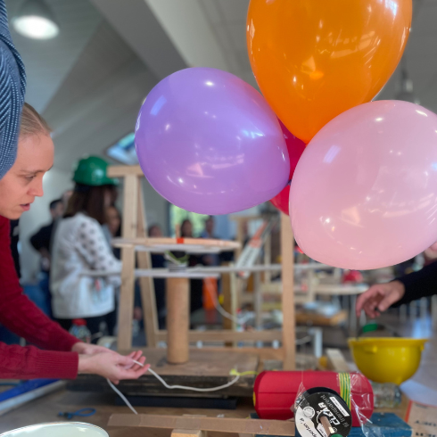 Réaction en chaîne team building dominos construction collaborative Paris
