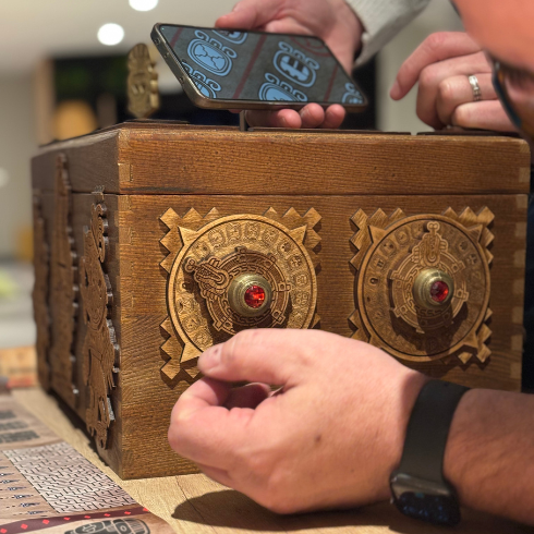 Équipe d'entreprise résolvant énigmes aztèques lors de l'escape game L'Idole Perdue, team building indoor à Nantes