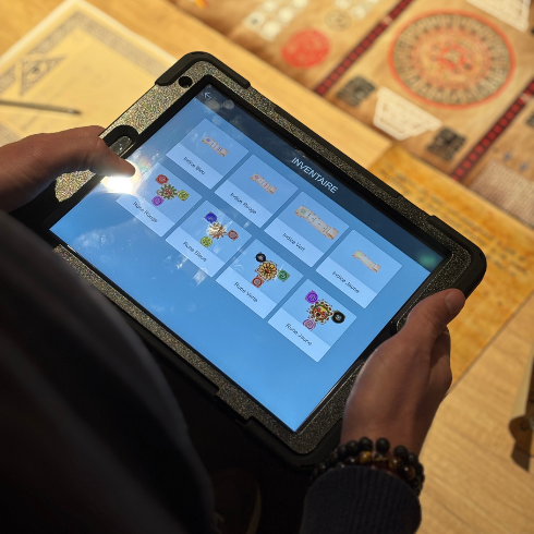 Participants déchiffrant symboles ancestraux aztèques, escape game L'Idole Perdue team building pour séminaire entreprise