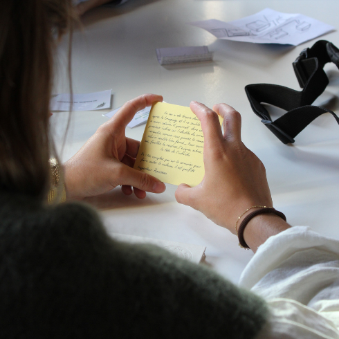 Chef de projet événementiel coordonnant une activité team building, métier phare des études en événementiel
