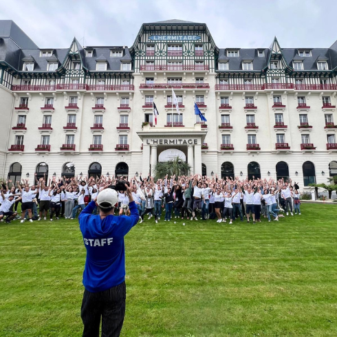 groupe participant à une animation team building face à la mer à la baule en loire atlantique