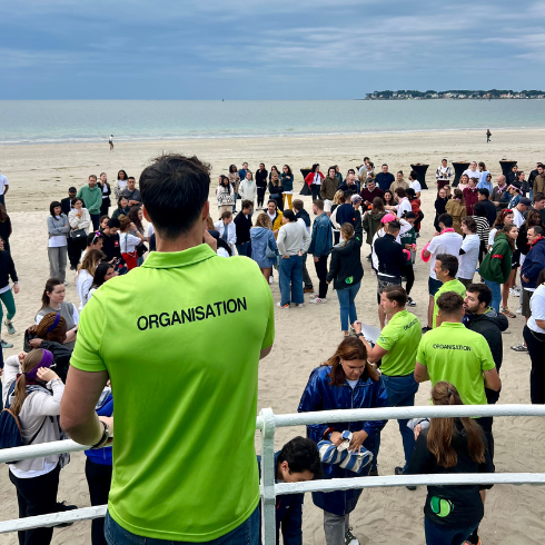 team building en bord de mer à la baule avec activités de cohésion d'équipe sur la plage
