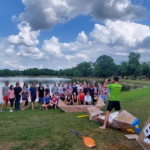 Équipe d'entreprise réunie après un team building rse réussi lors d'un séminaire organisé par zen organisation, grand ouest