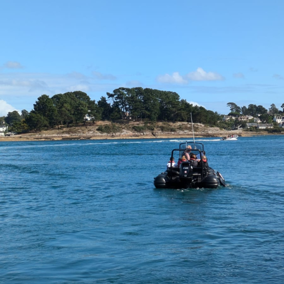 activité de cohésion d'équipe en bord de mer en bretagne