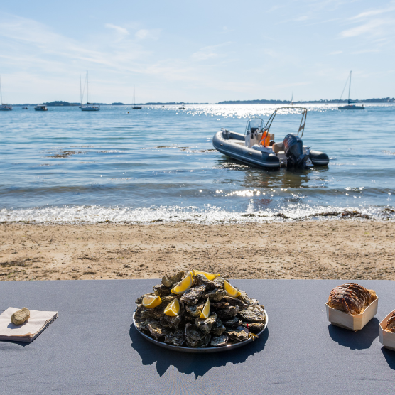 dégustation d'huîtres et de muscadet sur la plage après le raid nautique