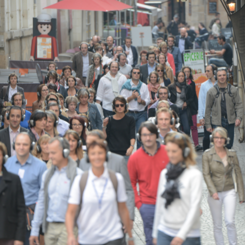 groupe d'entreprise en jeu de rôle musical dans les rues de nantes