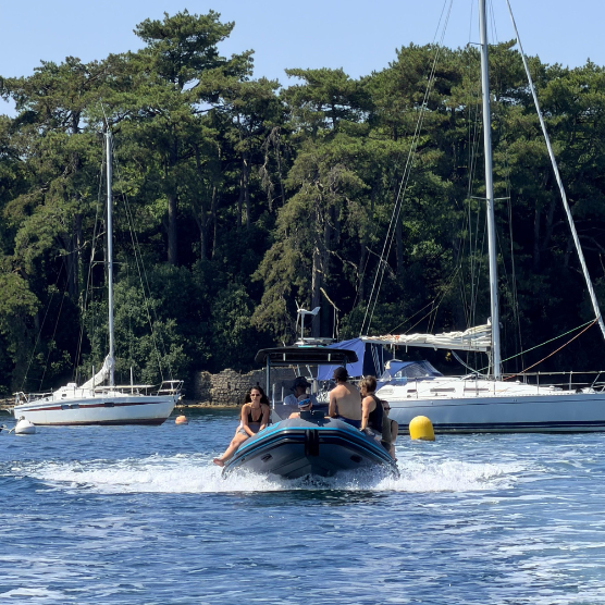groupe en team building nautique dans le golfe du morbihan