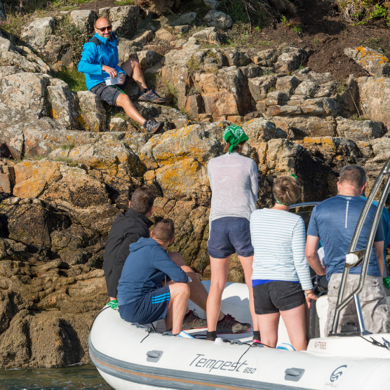 participants consultant leur carte marine pendant le raid nautique