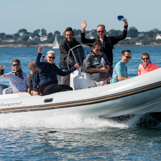 semi rigide en pleine navigation lors du raid nautique dans le golfe du morbihan