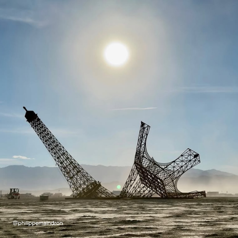 eiffela broken dream, tour eiffel cassée en acier, œuvre monumentale de philippe maindron à burning man 2026
