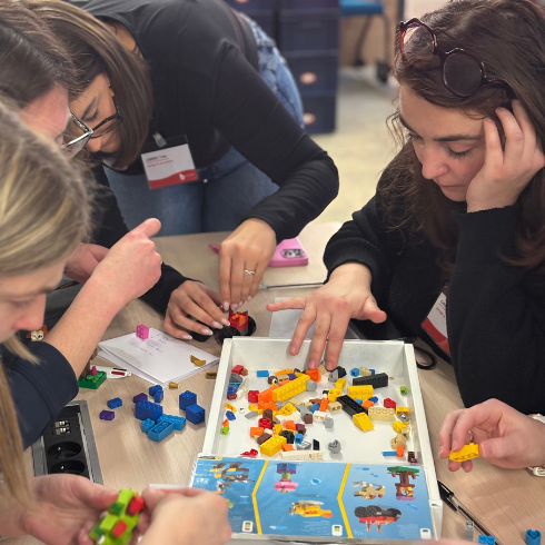 Équipes réunies lors d'un team building convivial, esprit d'équipe en entreprise zen organisation
